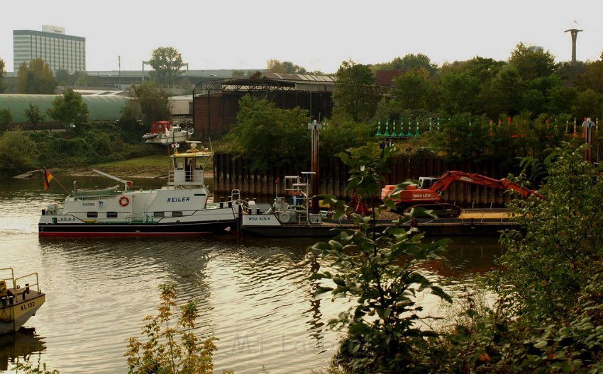 LKW faehrt in den Rhein Langel Hitdorf Faehre P252.JPG